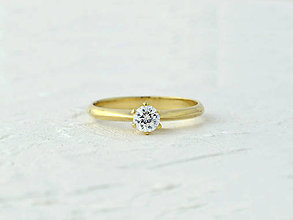 Prstene - 585/1000 zlatý zásnubný prsteň s prírodným diamantom (žlté zlato) - 14670185_
