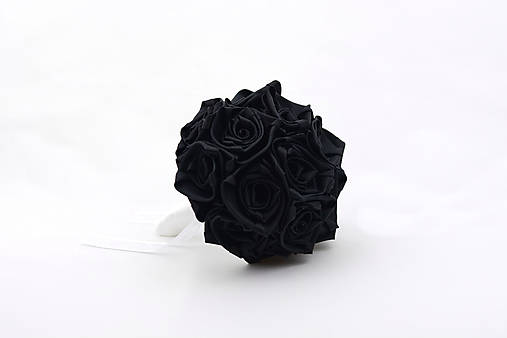 Saténová kytica svadobná čierna ruže