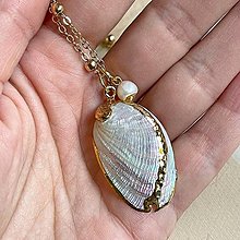 Náhrdelníky - Pearl and Seashell Necklace, Earrings / Náušnice, náhrdelníky z perál, mušlí (Biela oválna mušľa s perlou) - 14683540_