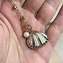 Náhrdelníky - Pearl and Seashell Necklace, Earrings / Náušnice, náhrdelníky z perál, mušlí (Biela mušľa s perlou) - 14683545_