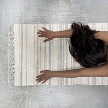 Úžitkový textil - Prírodný tkaný koberec FLUME 1, strapce, 60 x 180 cm - 14684889_