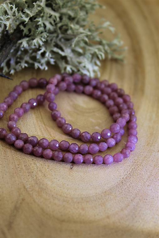 Minerály - rubín korálky 4mm (brúsený prírodný rubín) - 14688209_