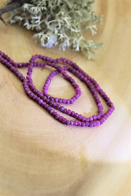 Minerály - rubín korálky 2x3mm - cena za celú šnúru! - 14688558_