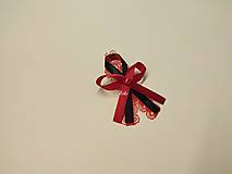 čierne svadobné pierka pre hostí (červená polgulička na čipke)