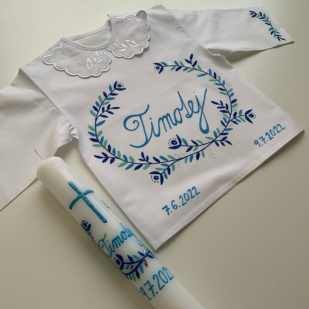 Krstná košieľka a svieca na krst maľovaná v (odtieňoch modrej s maľbou na rukávoch)