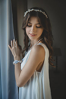 Ozdoby do vlasov - Svadobná perlová čelenka Valentína (Bielo-strieborná) - 14691780_