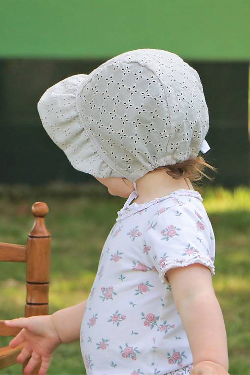 Letný detský čepček Evička šedý s riaseným šiltom