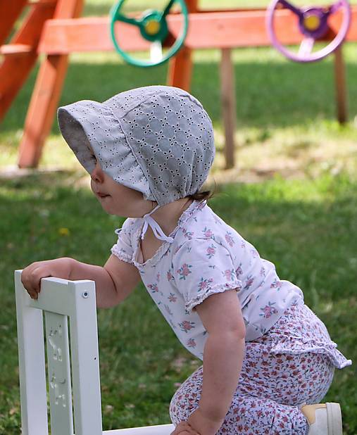 Letný detský čepček Evička šedý s riaseným šiltom