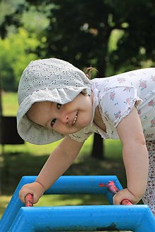 Detské čiapky - Letný detský čepček Evička šedý s riaseným šiltom - 14694197_