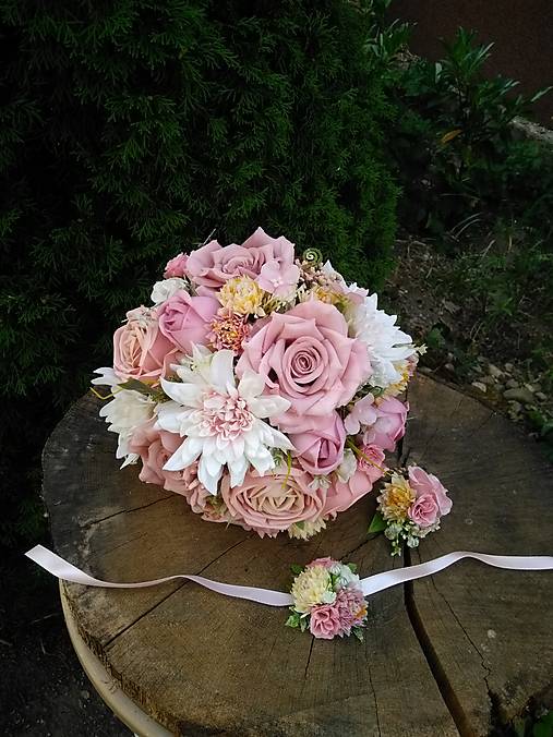  - svadobná kytica pastelová púdrová ružová s pierkom  a náramkom zľava - 14693125_