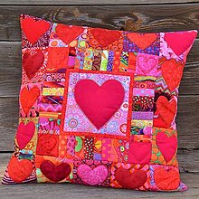 Úžitkový textil - Patchworkový polštář – srdce v červené - 14692380_
