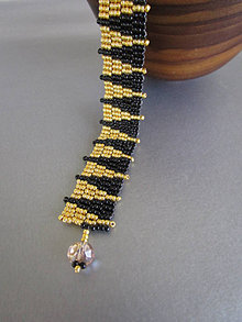 Náramky - Čierno-zlatý ručne šitý korálkový náramok pre ženu - 14694564_