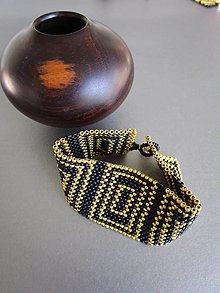 Náramky - Čierno-zlatý elegantný ručne šitý korálkový náramok pre ženu - 14694571_