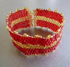 Náramky - Červeno-zlatý ručne šitý korálkový rokajlový náramok - 14696995_