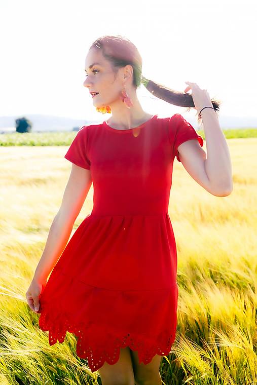 červené úpletové šaty Solčanská
