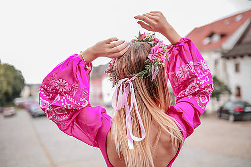 ružové šifónové šaty Očovianka