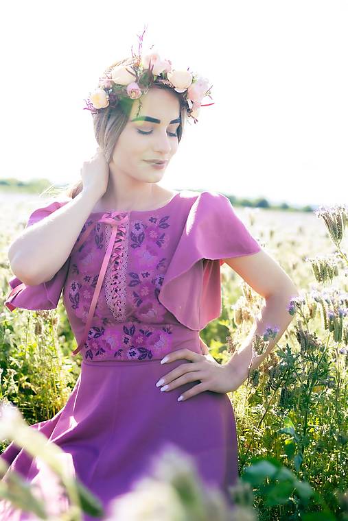 fialové úpletové šaty Zámutovské kvety