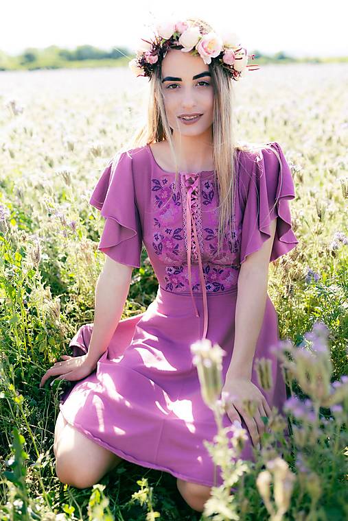 fialové úpletové šaty Zámutovské kvety