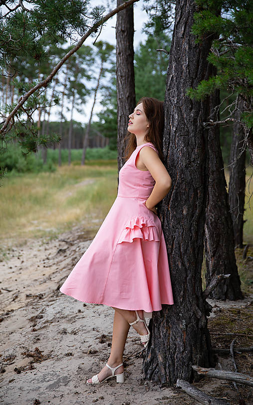 Bavlnené ružové šaty s volánikmi na sukni 