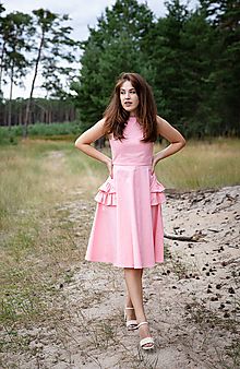 Šaty - Bavlnené ružové šaty s volánikmi na sukni - 14709230_