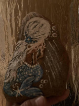 Dekorácie - Maľovaná morská panna na kameni - 14711455_