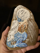 Dekorácie - Maľovaná morská panna na kameni - 14711457_
