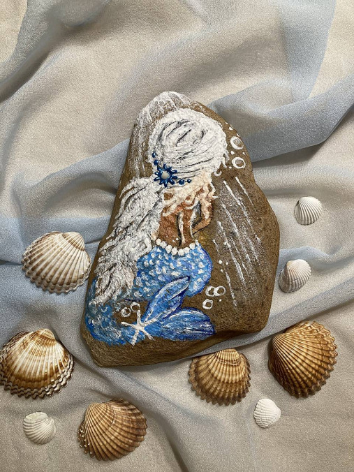 Maľovaná morská panna na kameni