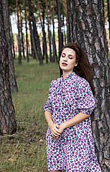 Šaty - Viskózové fialkovo-sivé áčkové šaty s mašľou - 14709446_
