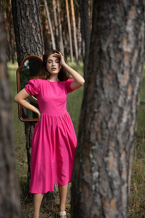 Krepové bavlnené sladko-ružové šaty s riasenou sukňou