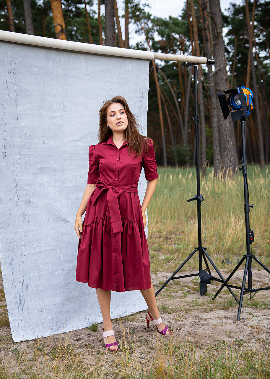 Bavlnené košeľové šaty s asymetrickým volánom – bordové