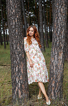 Šaty - Viskózové  áčkové kvetované šaty s volánom a zlatou nitkou - 14709459_