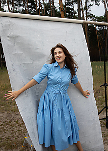 Šaty - Bavlnené košeľové šaty s asymetrickým volánom – svetlo modré - 14709572_