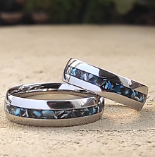 Prstene - 2 snubné prstene z ocele s jaspisom - 14717322_