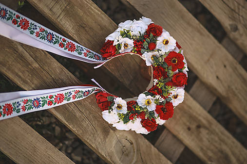 Folklórna svadobná kvetinová parta