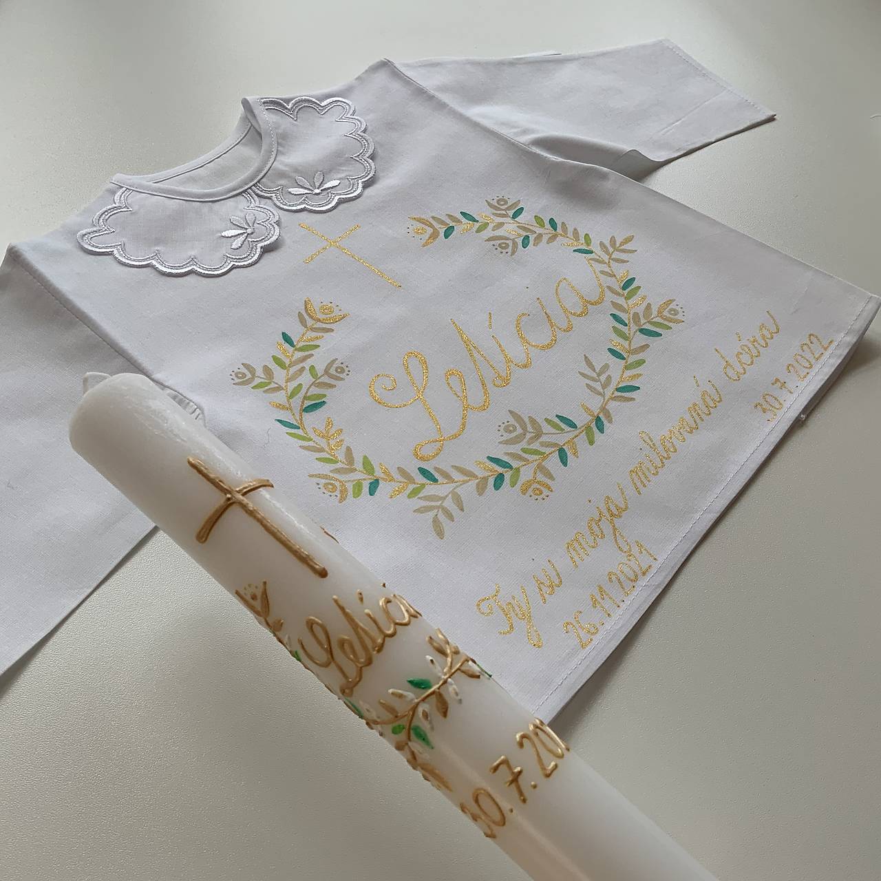 Krstná košieľka a svieca na krst maľovaná v (béžovo - zlato- zelenkavej)