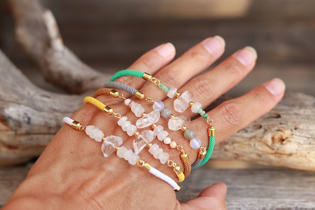 Šnúrkový náramok s minerálmi