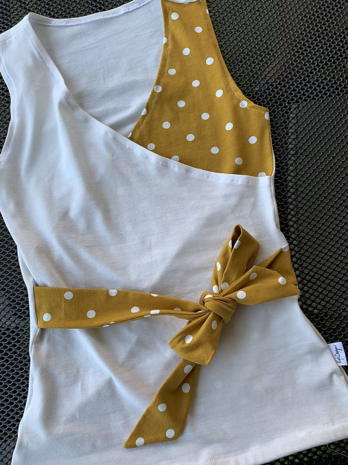 Dámsky prekrížený top bez rukávov Mustard Yellow