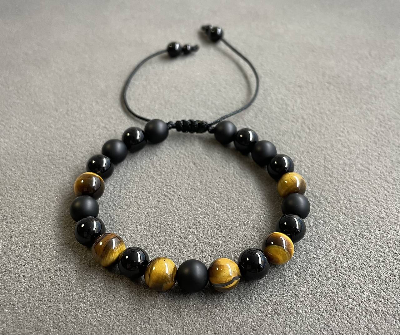 Elegantný korálkový náramok onyx/tigrie oko