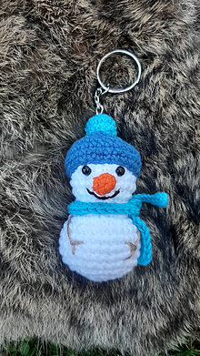 Kľúčenky - Háčkovaná kľúčenka - snehuliačik s modrou čiapočkou - 14725007_