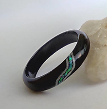 Prstene - Ebenový prsteň s opálom a magnezitom - 14728712_