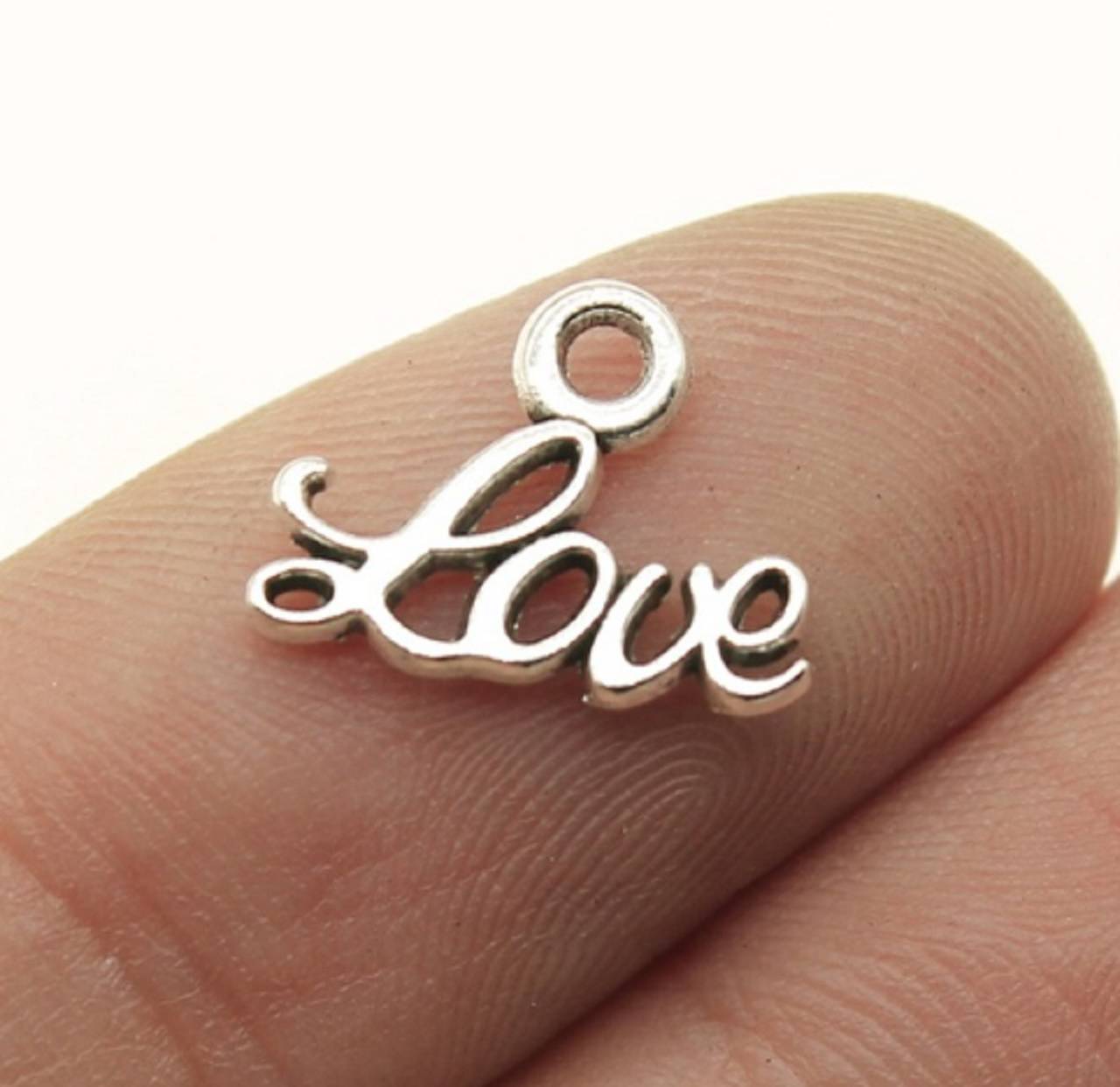 CO104 Strieborný prívesok LOVE 1 x 1,30 cm (Strieborná)