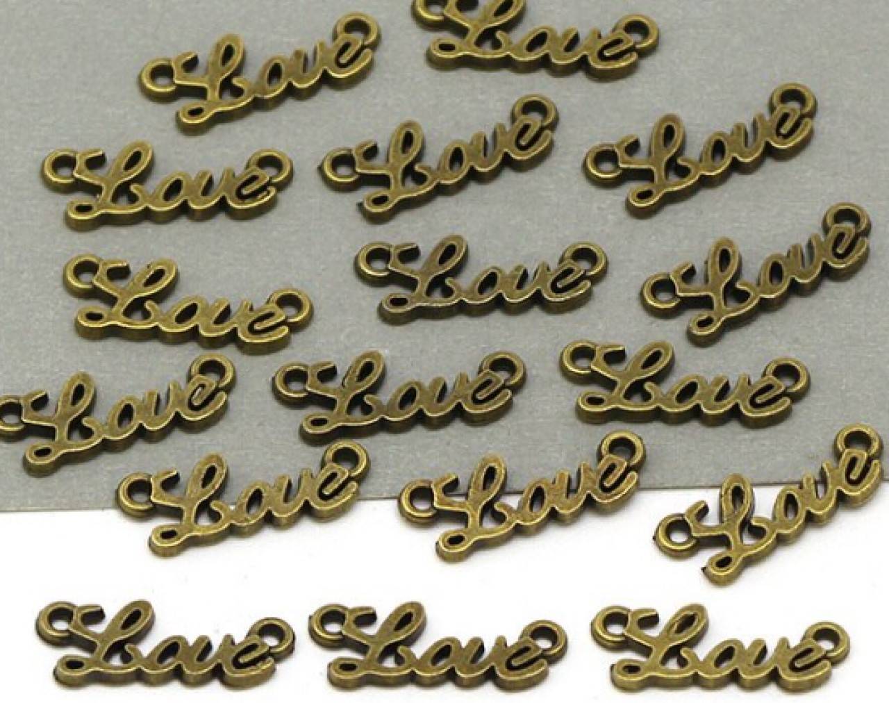 CO104 Strieborný prívesok LOVE 1 x 1,30 cm (Meď/Bronz)