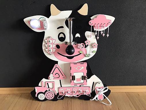 Hračky - Manipulačná doska activity board pre deti KRAVIČKA (s poštovou schránkou) - 14729413_