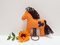 Kľúčenky - Prívesok na kľúče - koník, oranžový s hnedým srdiečkom - 14729404_