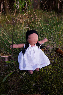 Hračky - Waldorf bábika - Lúčna Víla v mušelínovej sukni medium (čierno-vláska) - 14733562_