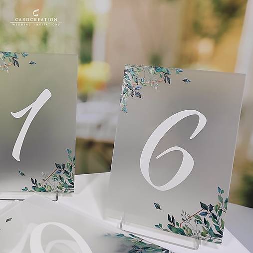 Transparentné čísla na svadobný stôl