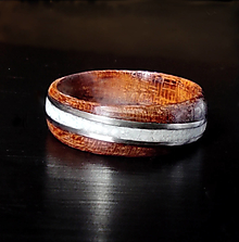 Prstene - Drevený prsteň s pásikom z ocele a magnezitu - 14737422_
