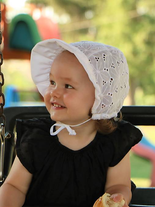 Letný detský čepček Ema biely s riaseným šiltom