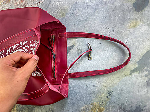 červená upcyklovaná kožená kabelka gaia - ručne maľovaná