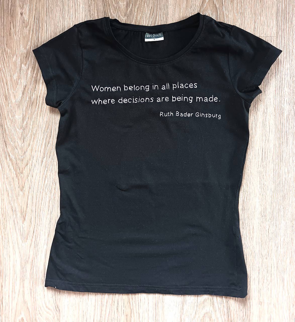 Vyšívané černé tričko s feministickým citátem